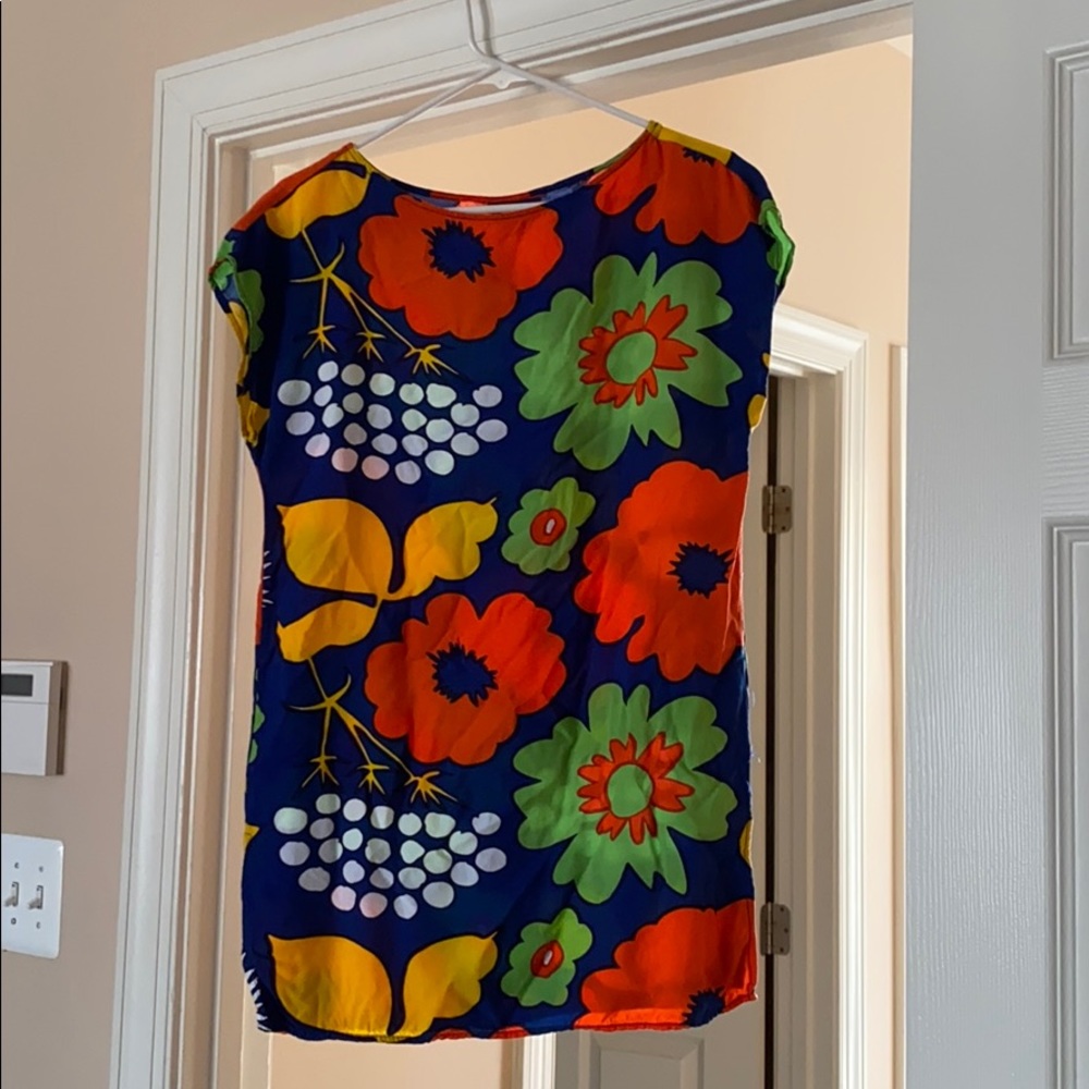 Floral top with slits at the hips